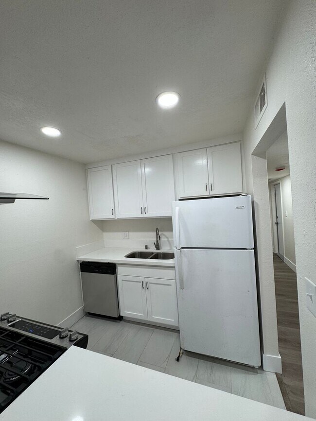 Building Photo - Downstairs 2 bed, 1 bath newly remolded unit rent ready!!