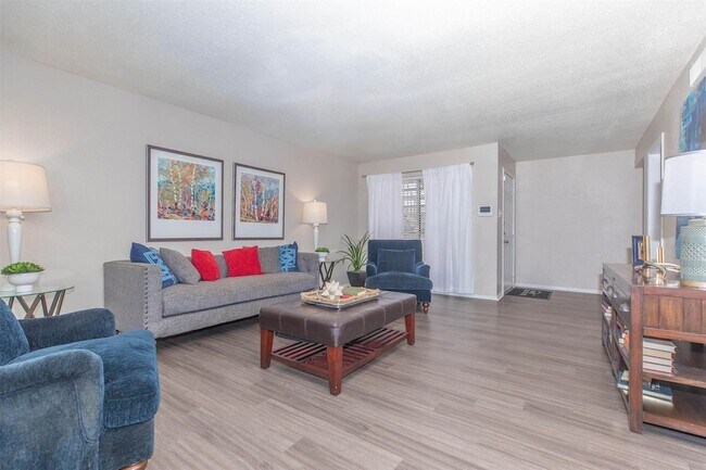 Building Photo - 3125 Crestdale Dr