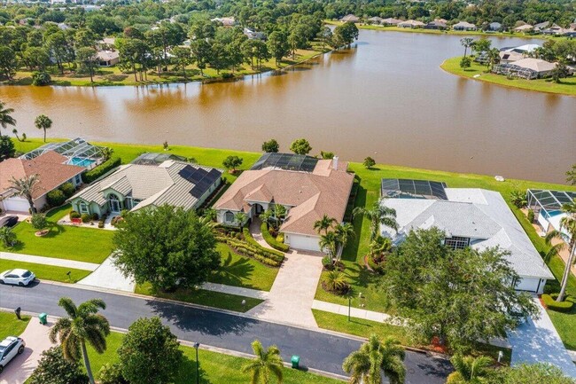 Building Photo - 212 SW Whitewood Dr