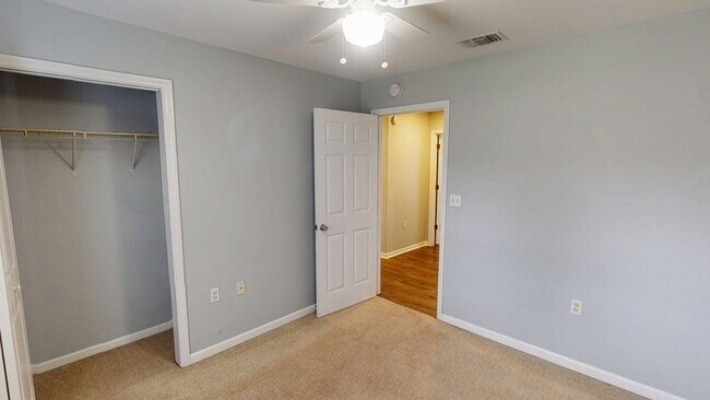 Building Photo - 910 Ave A