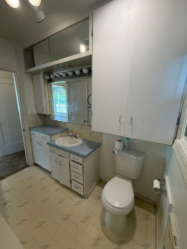 Building Photo - 2 Bedroom with a garage with Large fenced yard!