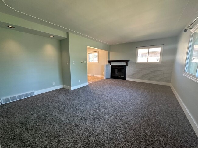 Building Photo - Three Bedroom Single Family Home on NW Side!