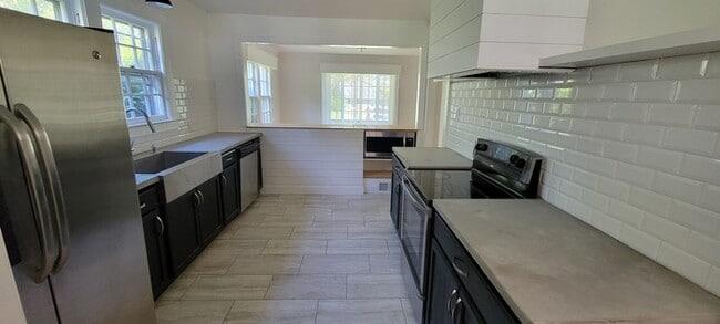 Building Photo - 206 Ridgewood Dr