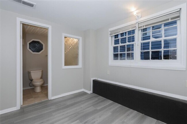 Building Photo - 916 Greenwood Ave NE