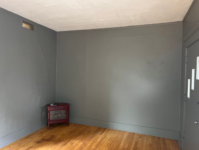 Building Photo - Beautifully updated 1 bedroom 1 bathroom d...