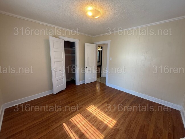 Building Photo - $915 - 2 bedroom / 1 bathroom - Single Fam...