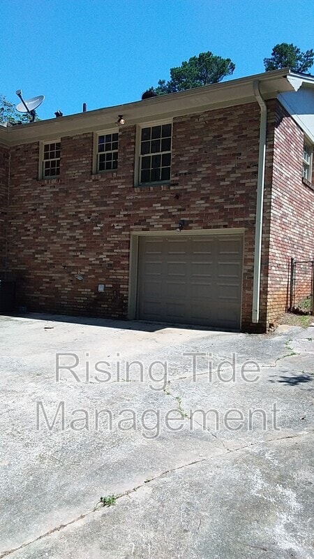 Building Photo - 825 Sherwood Forest Dr