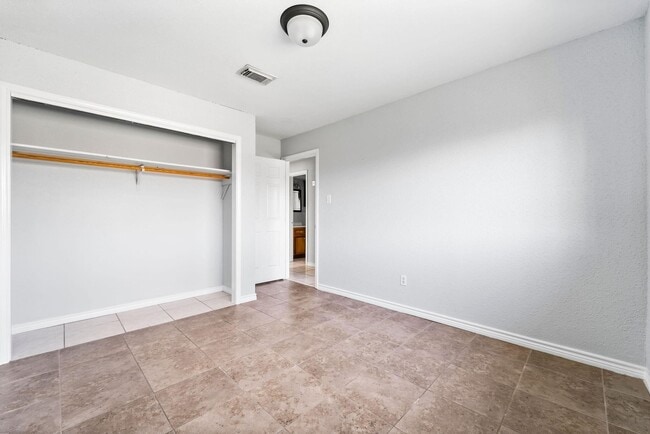 Building Photo - 13806 Long Glen Dr