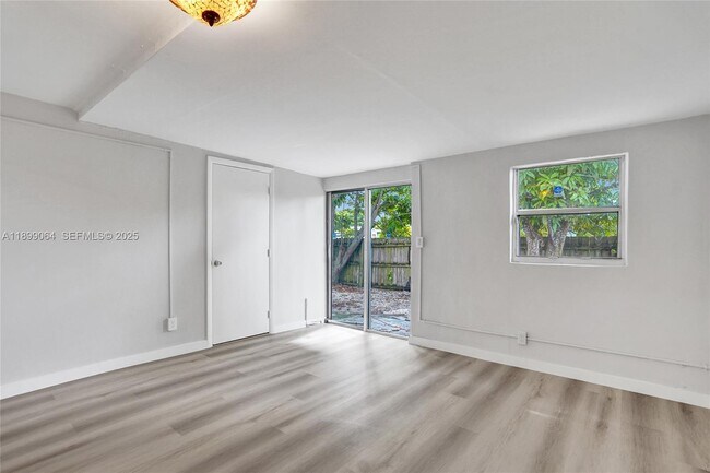 Building Photo - 6860 SW 18th Ct