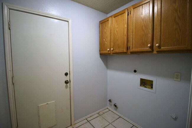 Building Photo - 9347 Laurel Grove