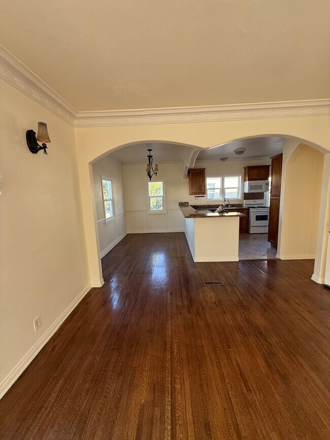 Building Photo - 5906 San Vicente Blvd