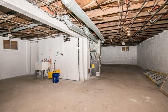 Building Photo - Updated 4-Bed Single Family Home with Clas...