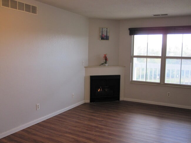 Building Photo - 123 Fieldcrest St
