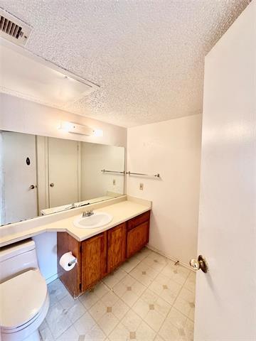 Building Photo - 18333 Roehampton Dr