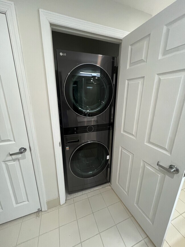full washer/dryer in apt - 300 Mamaroneck Ave