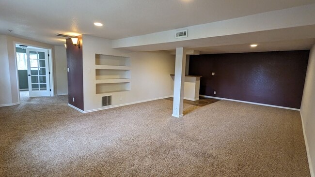 Building Photo - BEAUTIFUL 5 BED/3 BATH RANCHER WITH FINISH...
