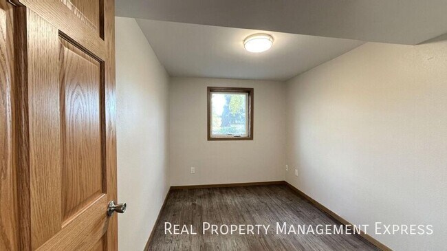 Building Photo - 4 bed 2 bath home with attached garage!