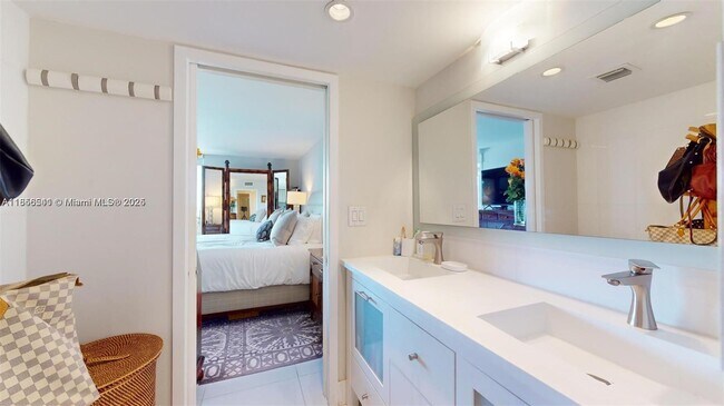 Building Photo - 3625 N Country Club Dr