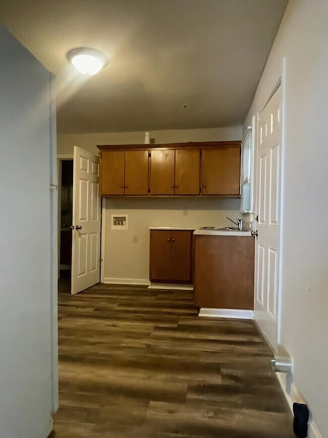 Building Photo - 2-bedroom 1 Bathroom