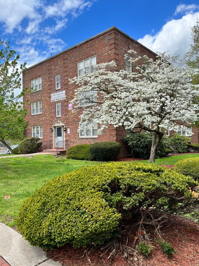 Building Photo - Farmington Corners