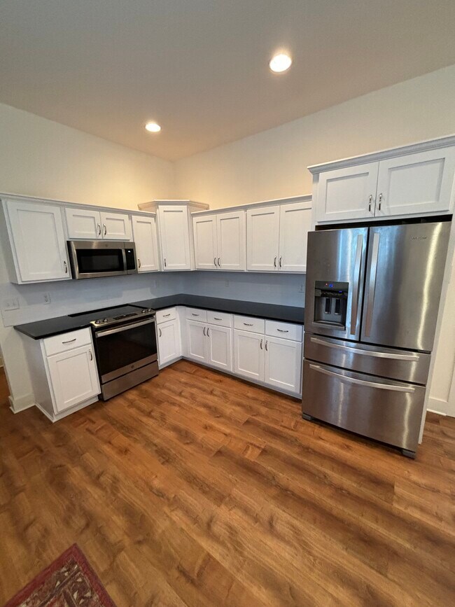 Kitchen - 955 Malone Rd S