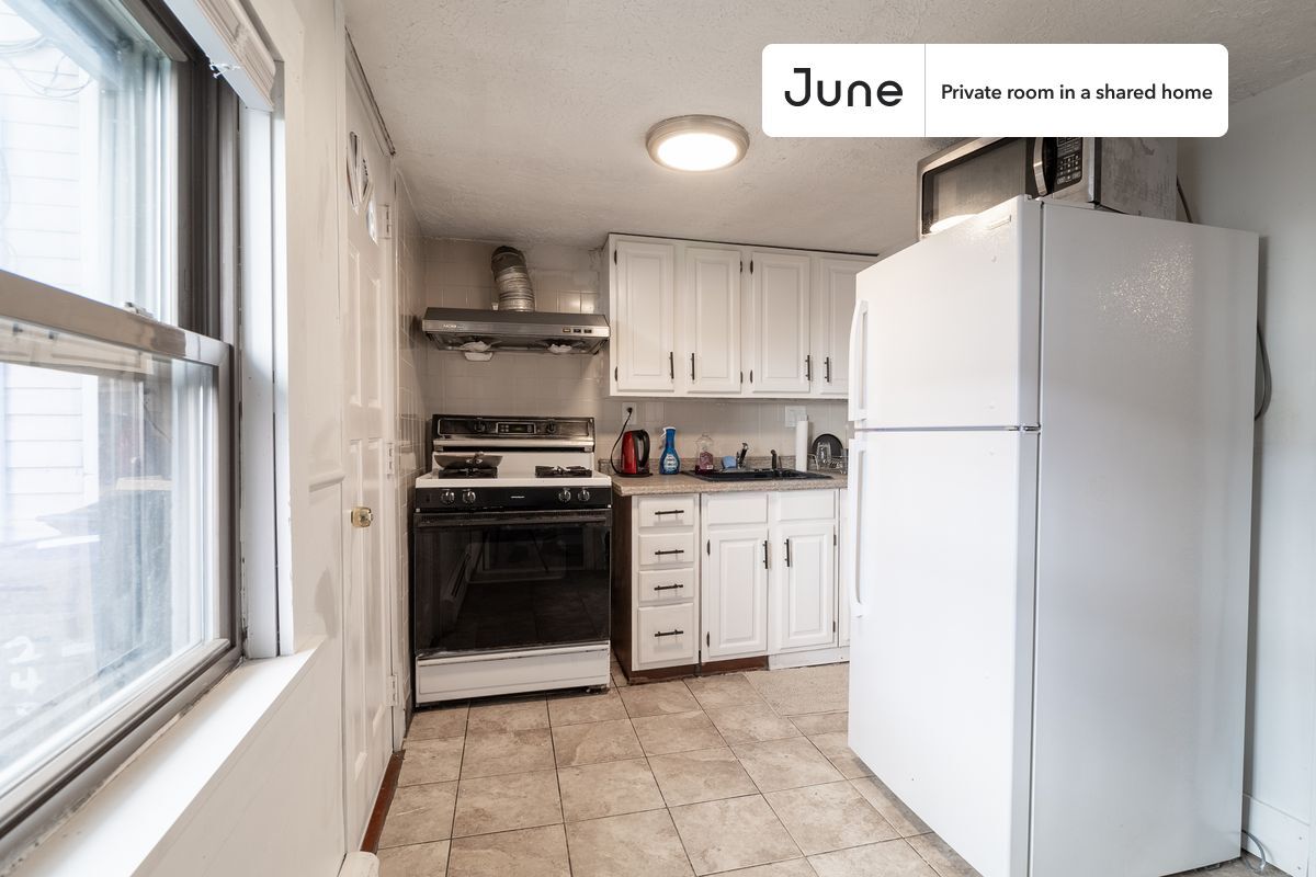 Building Photo - Room in Shared 5 bed/2 bath home in South Boston