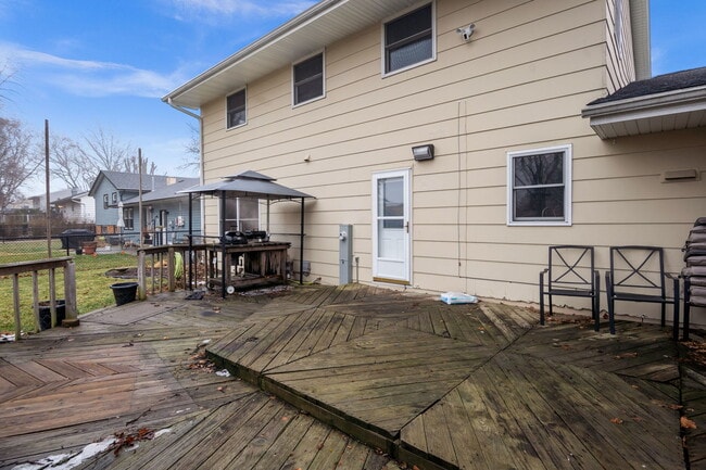 Building Photo - 235 Ridge Dr