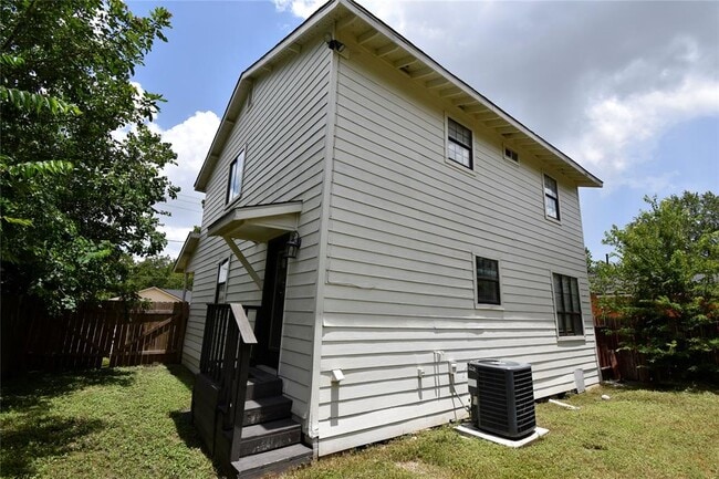 Building Photo - 1004 Avenue H