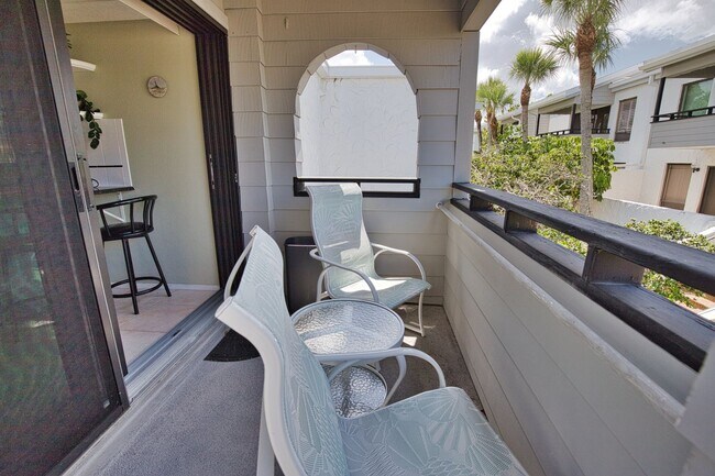 Building Photo - 1555 Tarpon Center Dr