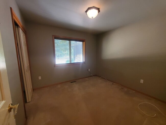 Building Photo - Short Term Lease Available