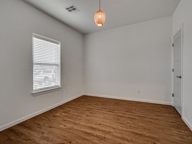 Building Photo - 4 Bedroom + Yukon Schools