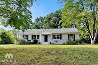 Building Photo - 547 Whitethorn Dr