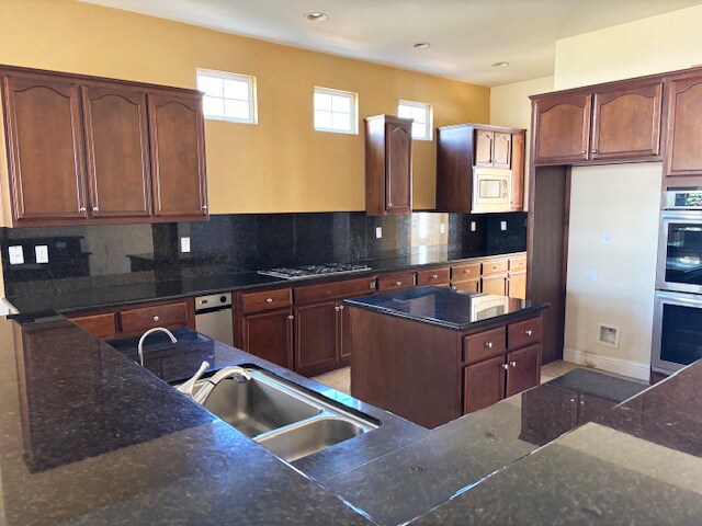 Building Photo - 1541 Biarritz St