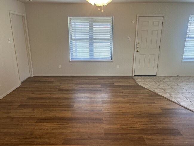 Building Photo - 621 Deloris Dr