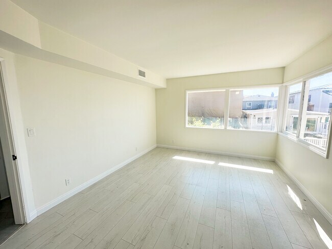 Building Photo - 233 6th St