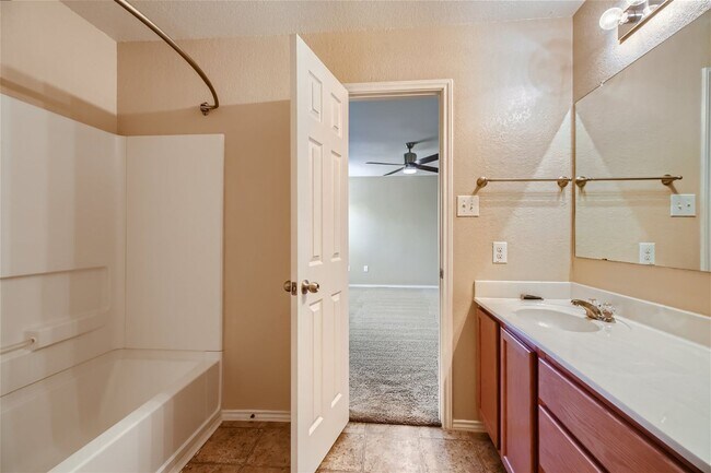 Building Photo - Move in ready!!  3 bedroom plus office!!