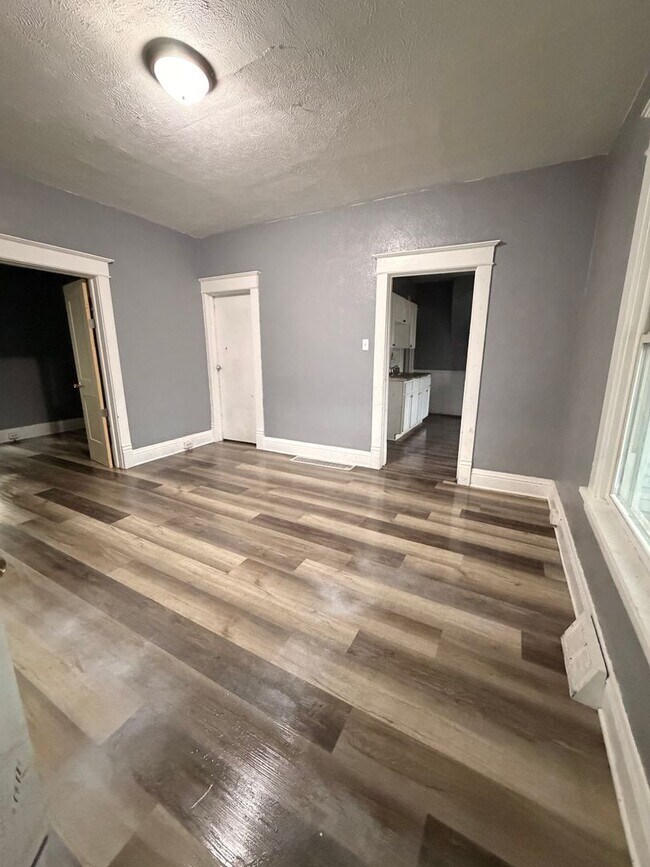 Building Photo - 6 Bedroom 1 Bathroom HOUSE