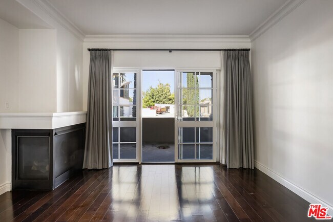Building Photo - 851 N San Vicente Blvd