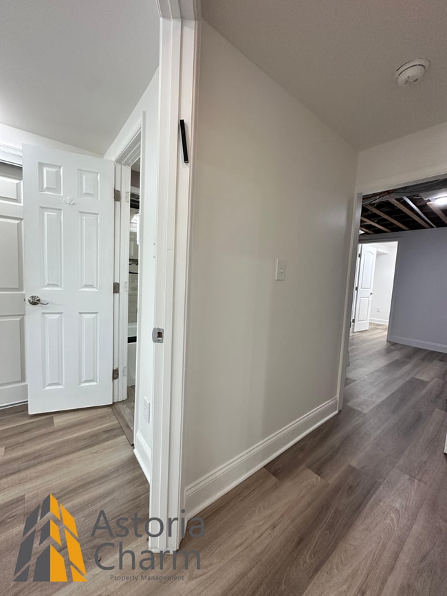 Building Photo - Spacious 4 Bedroom + Den Home with Private...