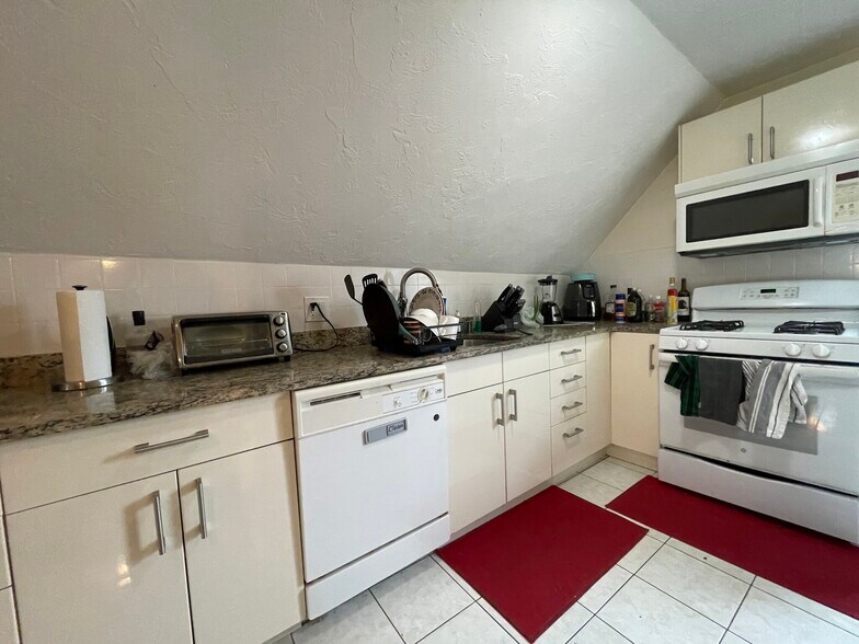 Building Photo - 67 Fairbanks St