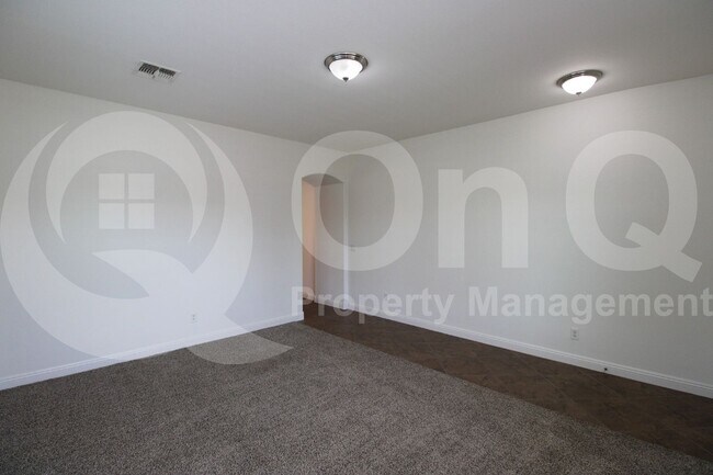 Building Photo - 1686 W Paisley Dr
