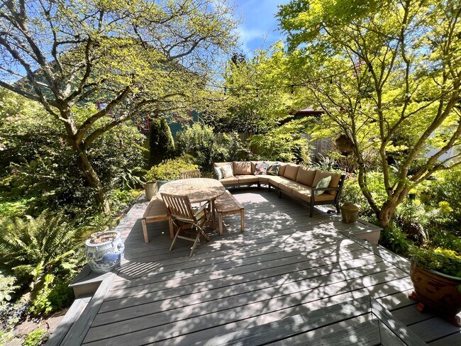 Building Photo - Gorgeous, Executive Living in Beautiful Ma...