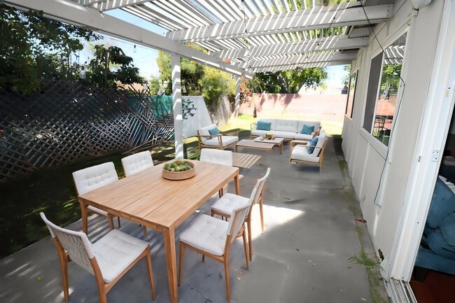 Building Photo - 1054 N Grand St