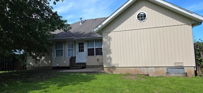Building Photo - Gorgeous 3BR/2BA brick and stone front home in Keystone Estates! $1395
