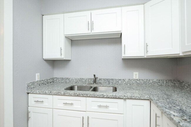 Building Photo - For Lease-Housing Vouchers Accepted | 2 Bed, 1 Bath | 800 Sq Ft | Sunnyside Place Community |