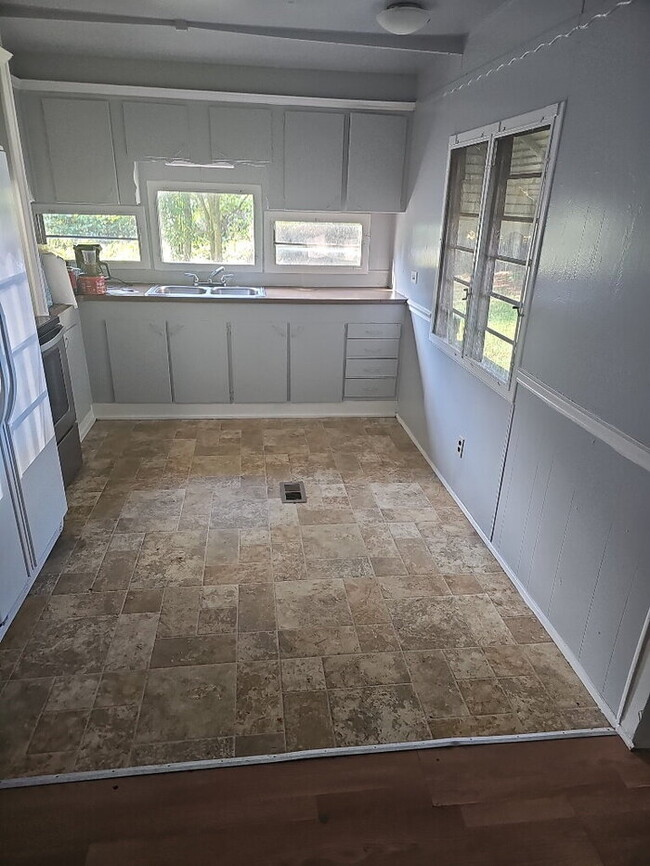 Building Photo - "Charming Greenville Retreat: Cozy 3-Bed, 2-Bath Home at 18 Whitehorse Rd Ext.!"
