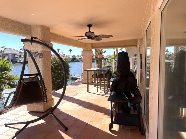 Building Photo - 3 bedroom 2 Bath Lakefront home in the des...