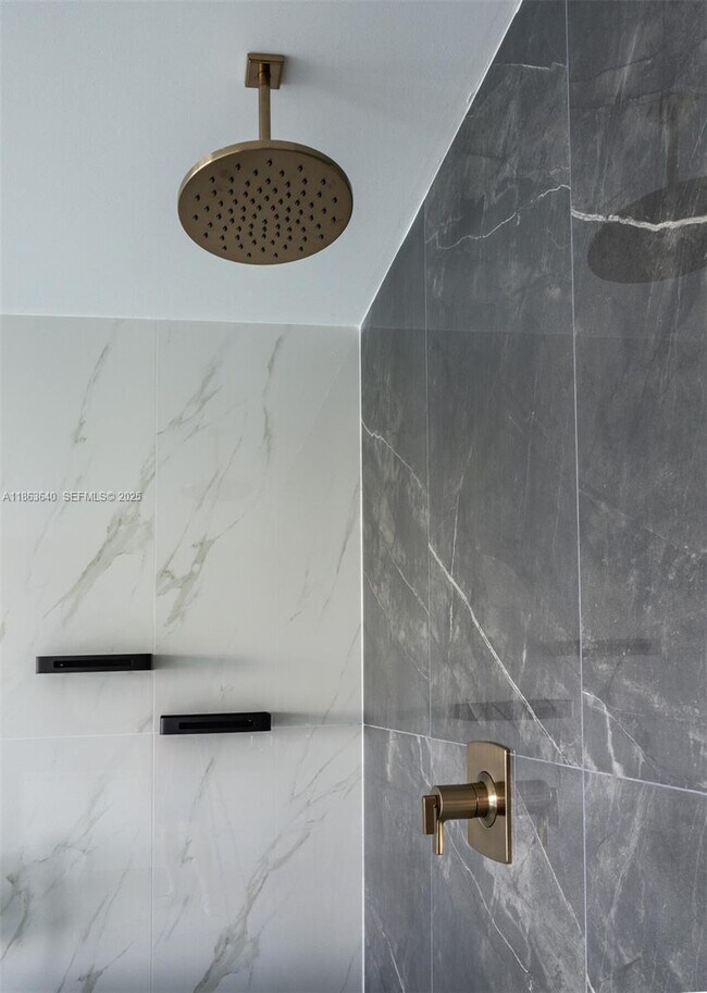 Building Photo - 700 NE 24th St