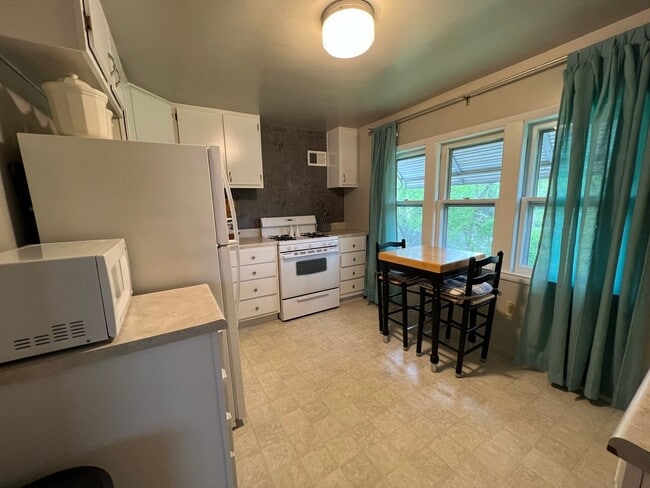 Building Photo - Fully Furnished 1 Bedroom, 1 Bathroom Dupl...