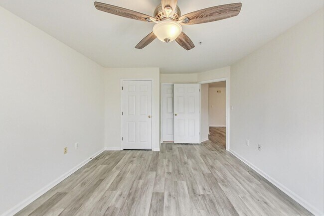 Building Photo - Renovated 2BD/2BA with 1 Reserved Parking ...